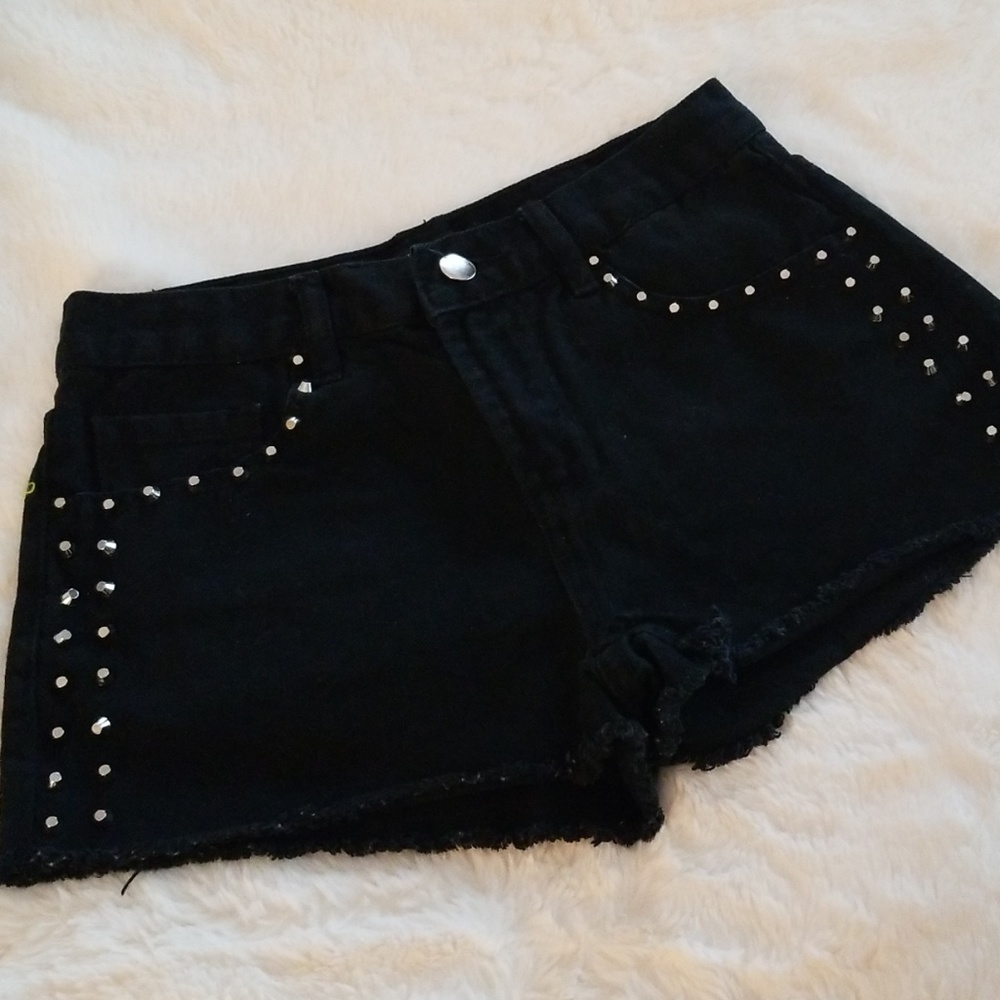 Forever 21 Black womens studded shorts Size 25